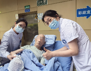 我院护理延伸服务实现突破：首例院外会诊成功为89岁肿瘤患者置入PICC